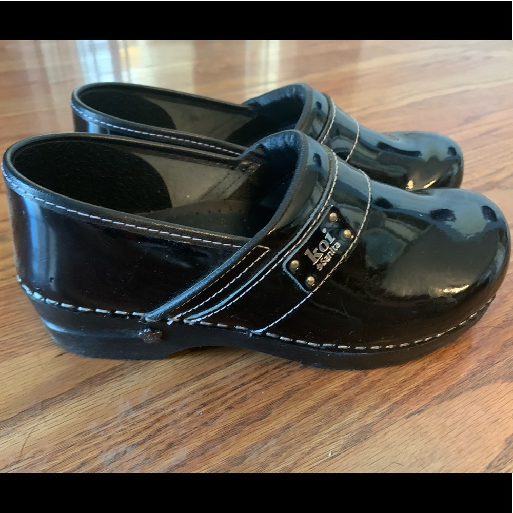 Koi Nursing Shoes